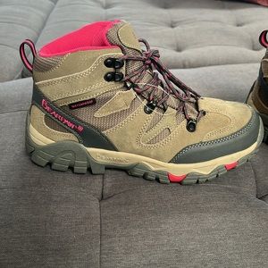 Bear paw never worn hiking boots size 9